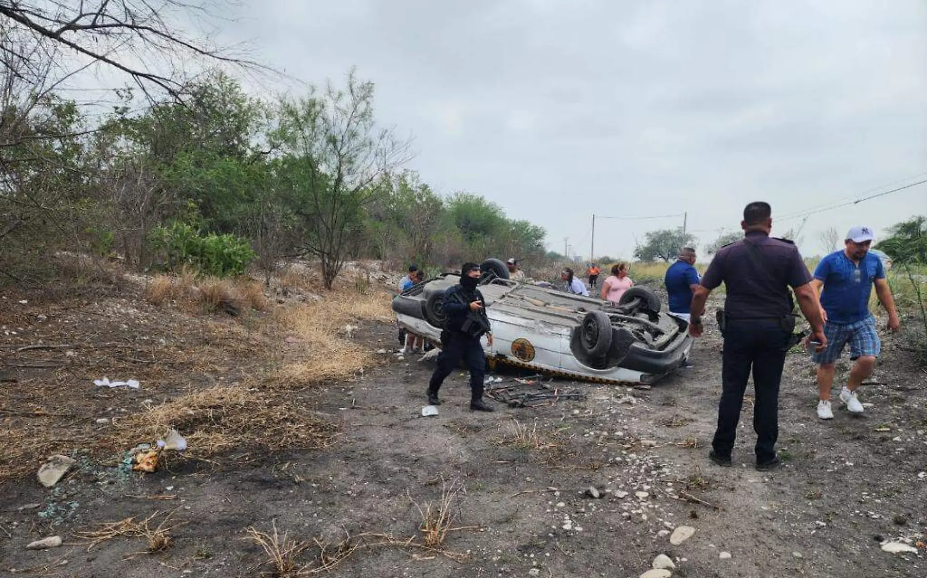 Seis heridos en volcadura de taxi SSPT (1)